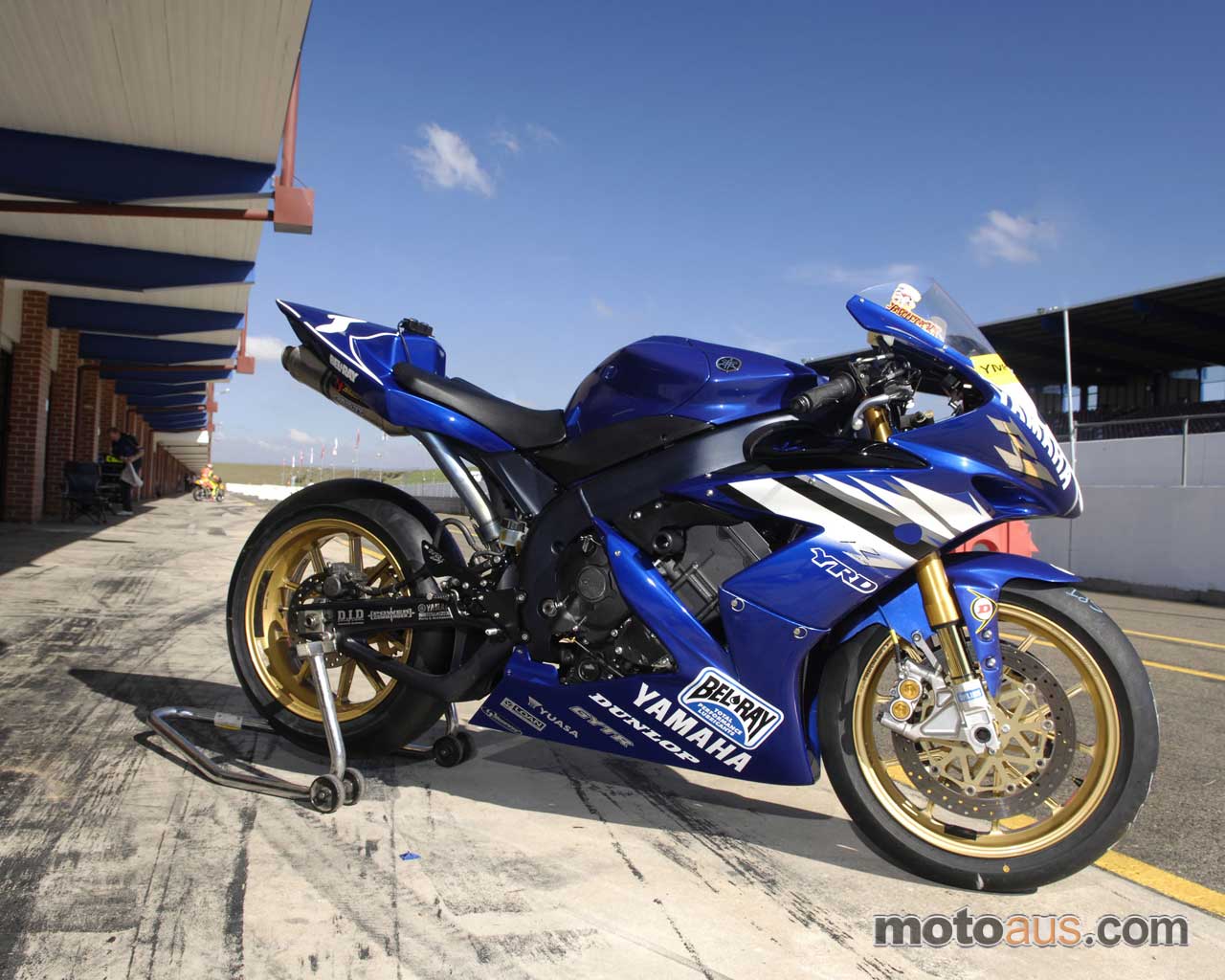 Yamaha R1 Superbike Stauffer