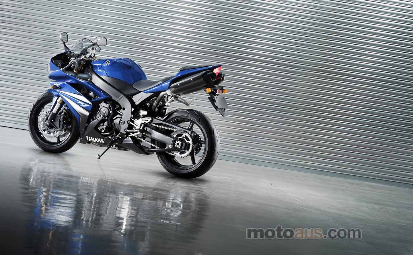 Yamaha R1 widescreen wallpaper