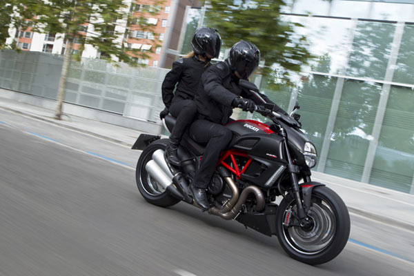 Diavel-Carbon-roadshot
