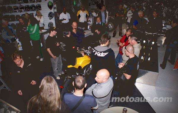 tuono-v4r-launch-crowd