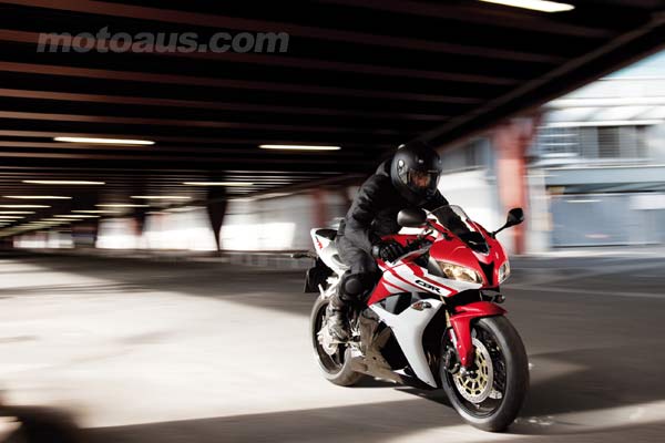 2012-honda-cbr600rr-road